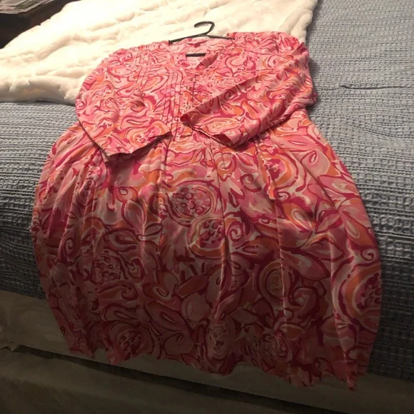 EUC 🌸 Lily Pultizer Pintuck Pinks V -Neck Button 3/4 Sleeve Knee Length Dress - Picture 5 of 9